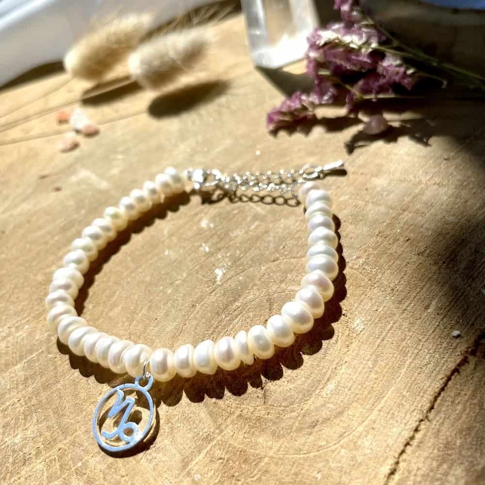 bracelet capricorne perles d'eau douce porté